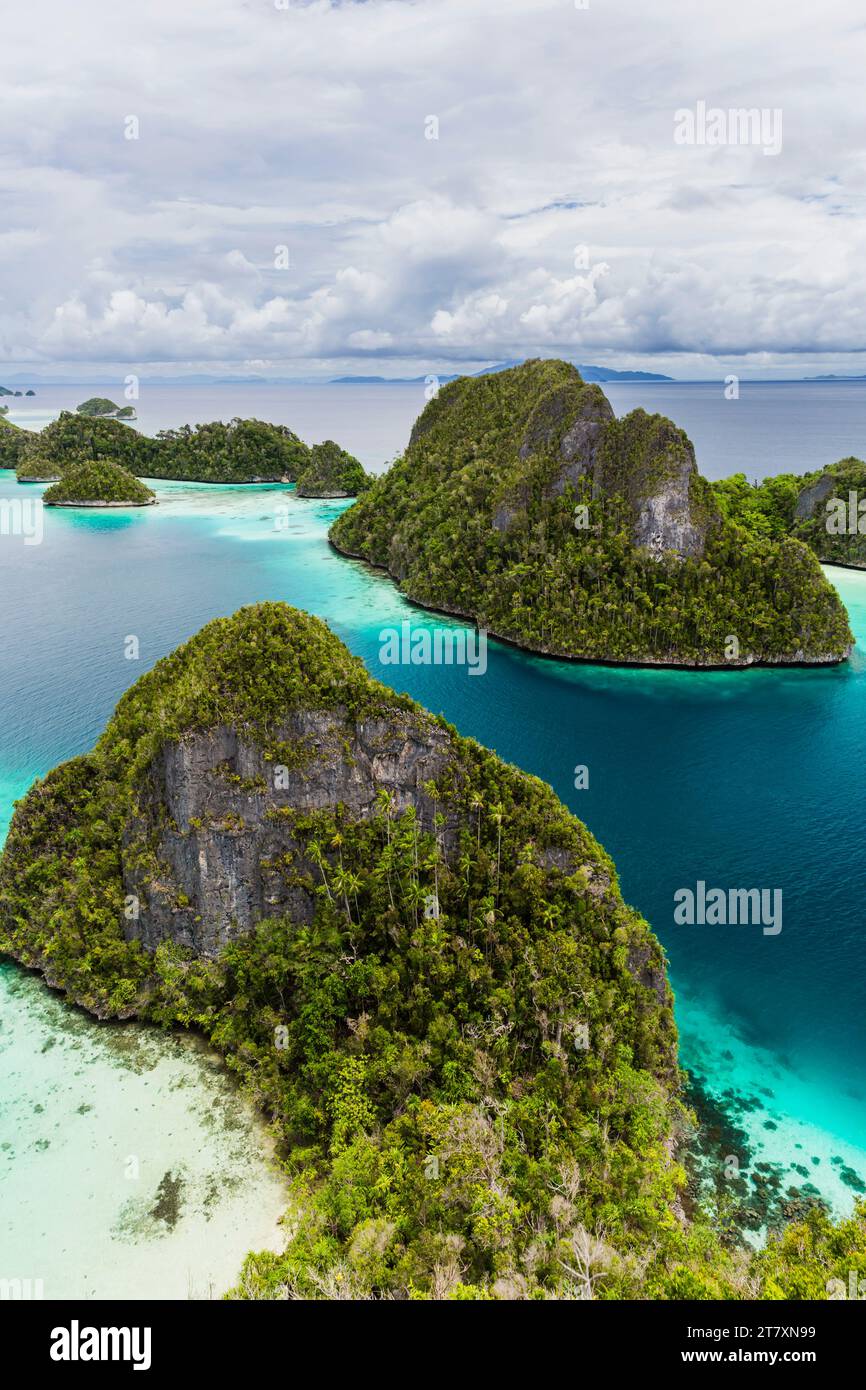 Une vue du dessus des petits îlots du port naturel protégé de Wayag Bay, Raja Ampat, Indonésie, Asie du Sud-est, Asie Banque D'Images