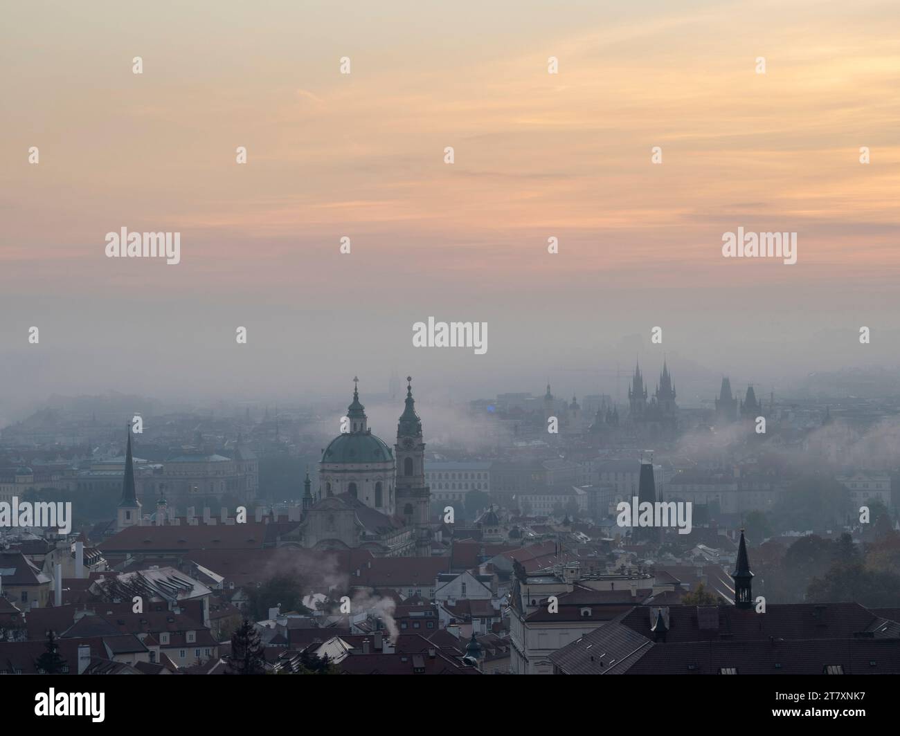 Vue des flèches et des tours de Prague dans la brume matinale de Petrin Hill, Prague, Tchéquie (République tchèque), Europe Banque D'Images