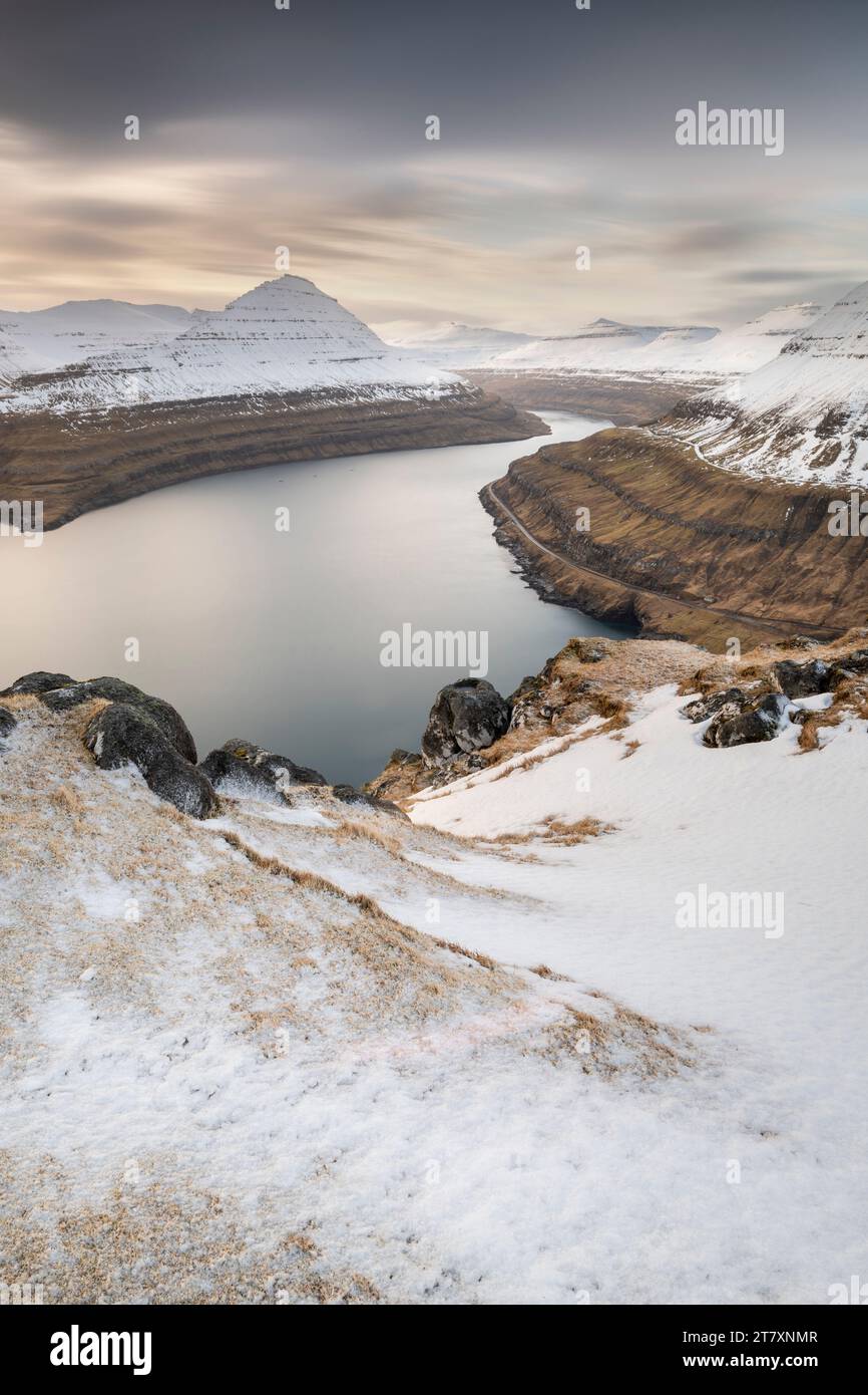 Falaises enneigées et montagnes le long du fjord Funningur, de l'île Eysturoy, des îles Féroé, du Danemark, de l'Europe Banque D'Images
