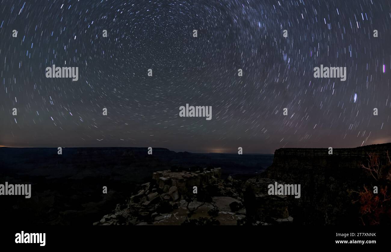 Le tourbillon d'étoiles dans le ciel nocturne au-dessus du plateau sud du Grand Canyon vu de Moran point, parc national du Grand Canyon, Arizona, États-Unis Banque D'Images