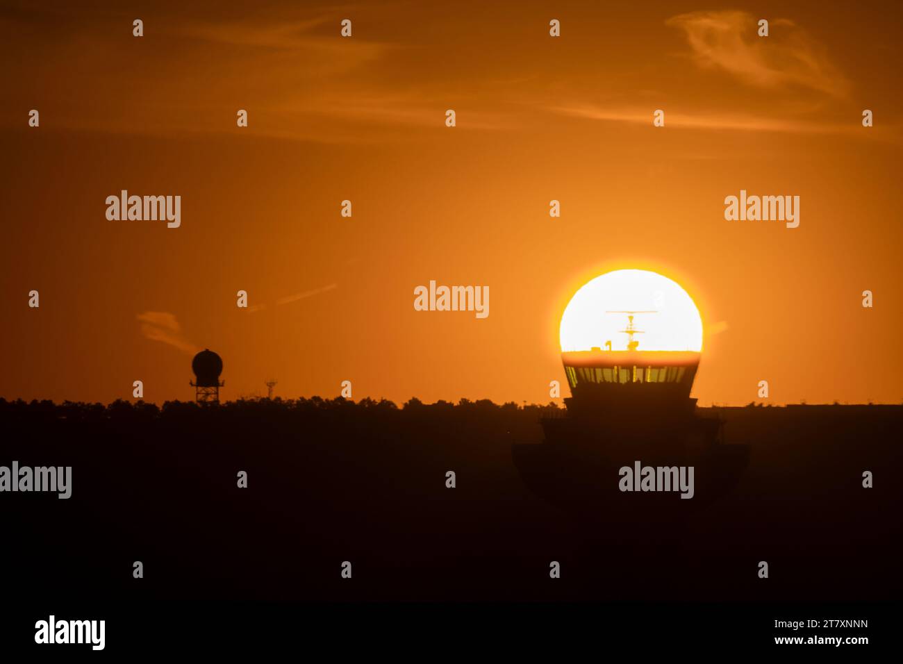 Le soleil s'aligne au lever du soleil avec une tour de contrôle d'aéroport, Espagne, Europe Banque D'Images