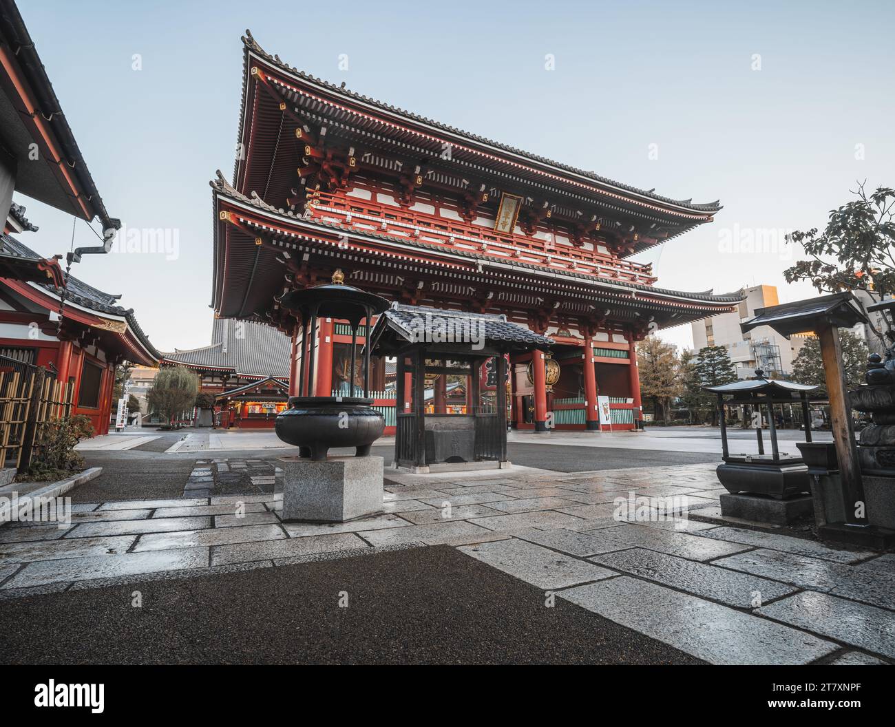 Lever de soleil à la porte Hozomon dans le complexe du temple bouddhiste Senso-Ji (Asakusa Kannon), Tokyo, Japon, Asie Banque D'Images