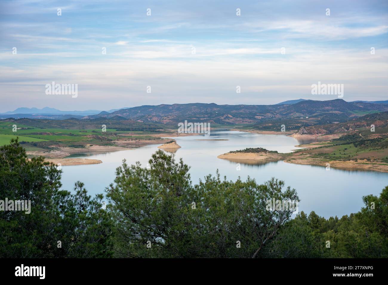 Paysage de Gobrantes et Guadalhorce barrage de retenue d'eau au coucher du soleil, Andalousie, Espagne, Europe Banque D'Images