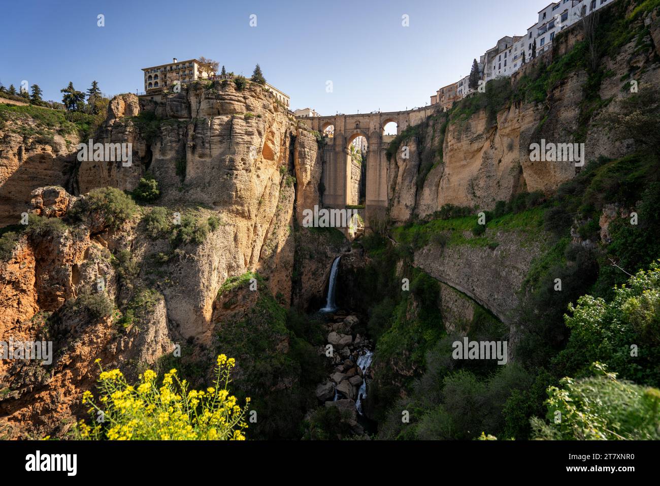 Vue avec beau pont et cascade, un village blanc traditionnel, Ronda, Pueblos Blancos, Andalousie, Espagne, Europe Banque D'Images