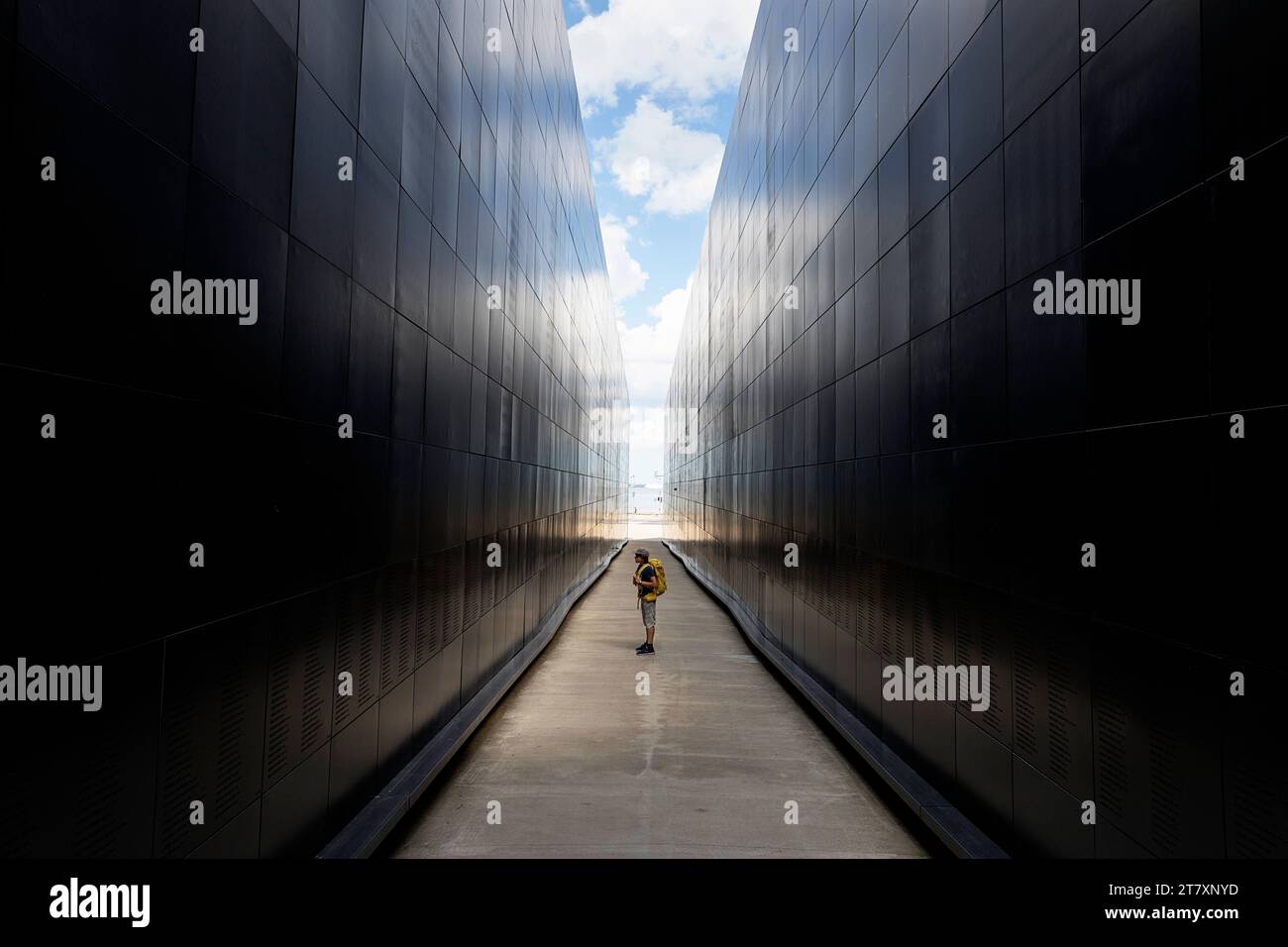 Touriste regardant le monument Teekond & Koduaed, mémorial pour les victimes du communisme de l'Estonie, Tallinn, Estonie Banque D'Images