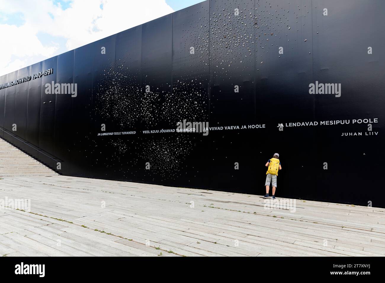 Touriste regardant le monument Teekond & Koduaed, mémorial pour les victimes du communisme de l'Estonie, Tallinn, Estonie Banque D'Images