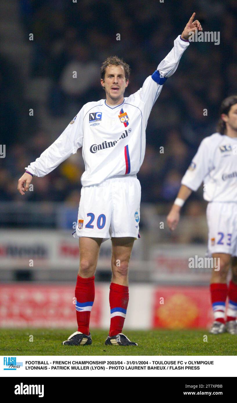 FOOTBALL - CHAMPIONNAT DE FRANCE 2003/04 - 31/01/2004 - TOULOUSE FC - OLYMPIQUE LYONNAIS - PATRICK MULLER (LYON) - PHOTO LAURENT BAHEUX / PRESSE FLASH Banque D'Images