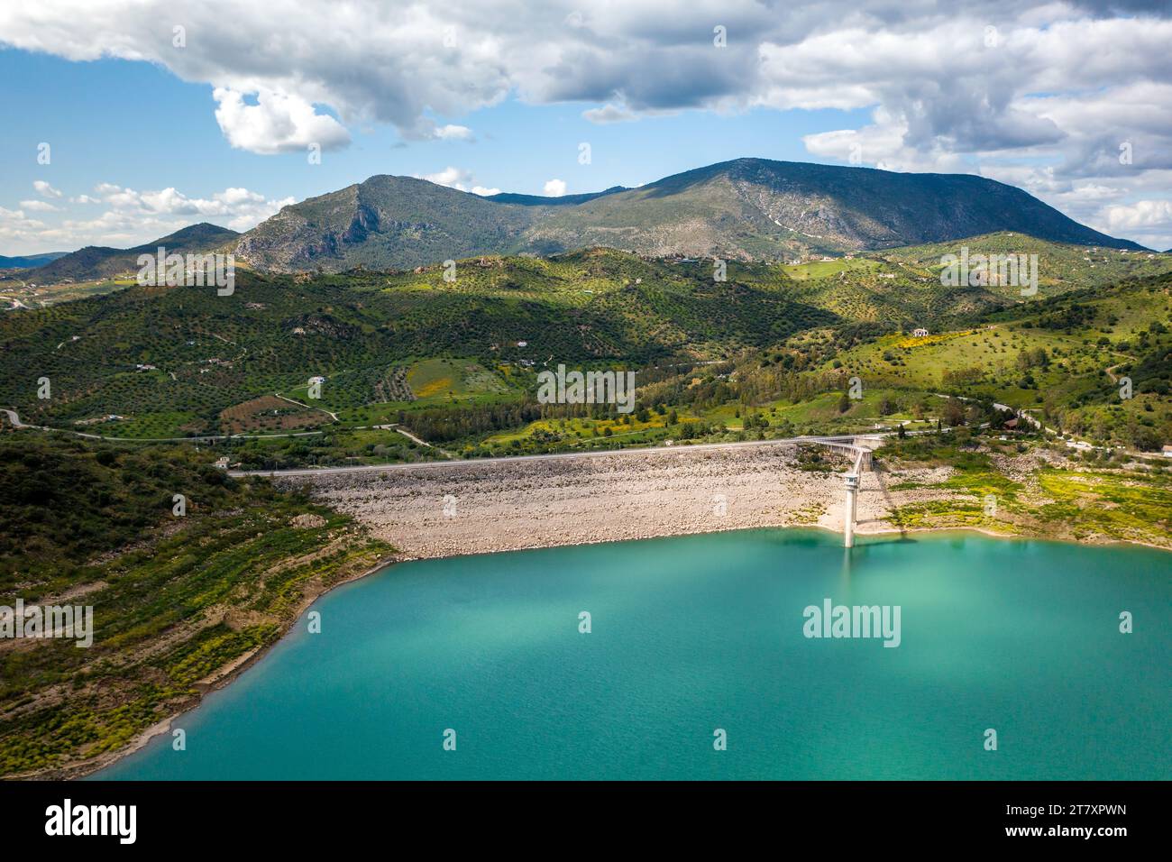 Drone vue aérienne du barrage de retenue d'eau de Zahara de la Sierra avec de l'eau turquoise et des montagnes en arrière-plan, Andalousie, Espagne, Europe Banque D'Images