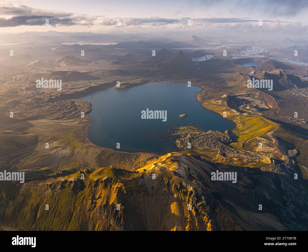 Vue aérienne prise par drone du paysage naturel dans la région de Landmannaugar un jour d'été, Islande, régions polaires Banque D'Images