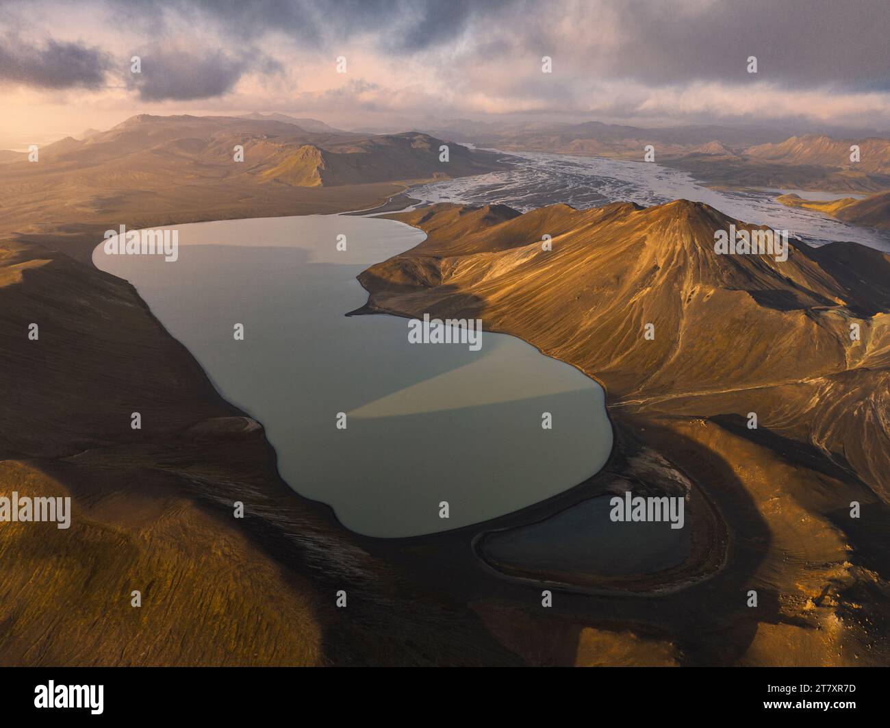 Vue aérienne prise par drone du paysage naturel dans la région de Landmannaugar un jour d'été, Islande, régions polaires Banque D'Images