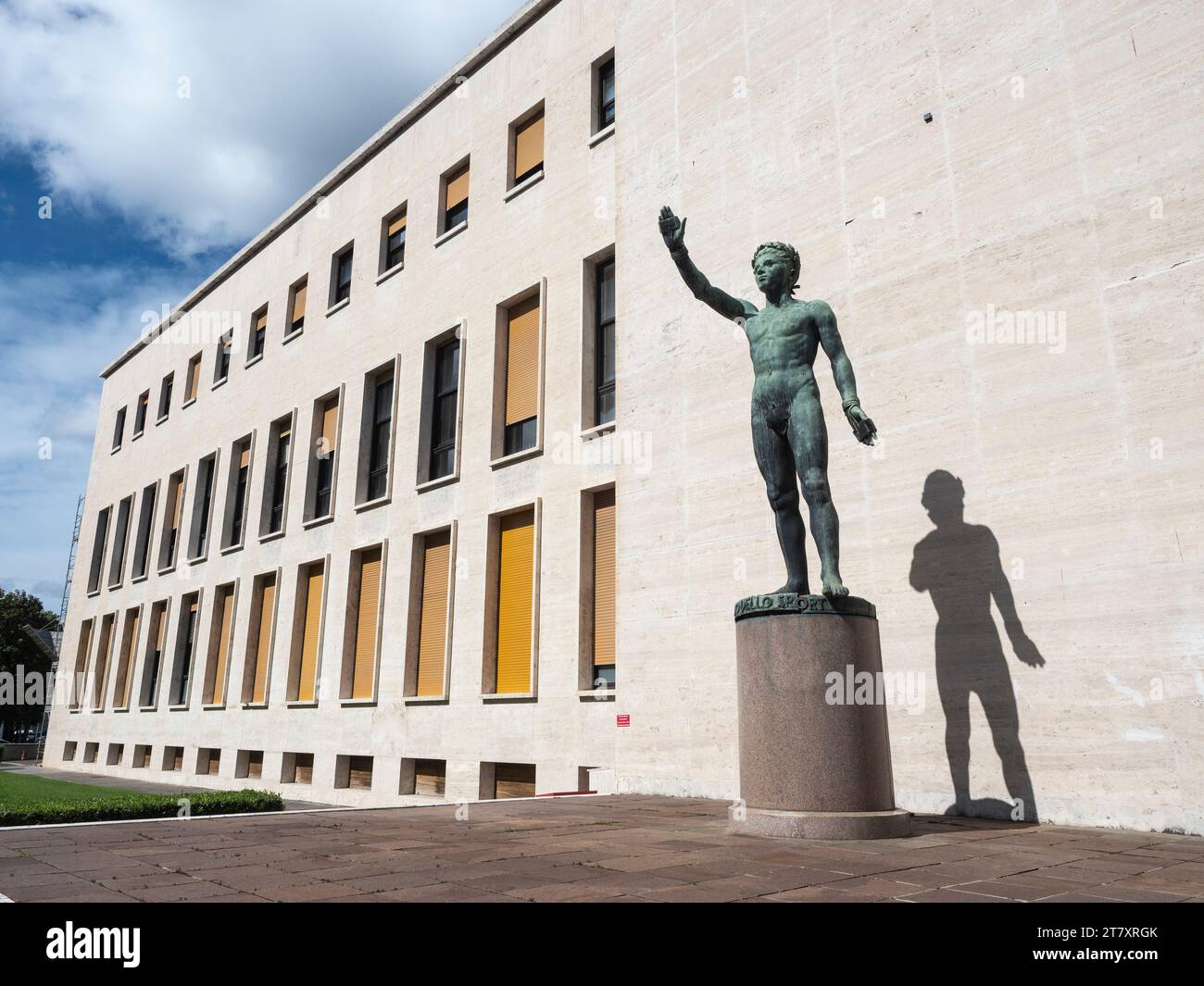 Statue en bronze Genio dello Sport à l'extérieur du Palazzo degli Uffici, architecture faschiste, quartier EUR, Rome, Latium, Italie, Europe Banque D'Images