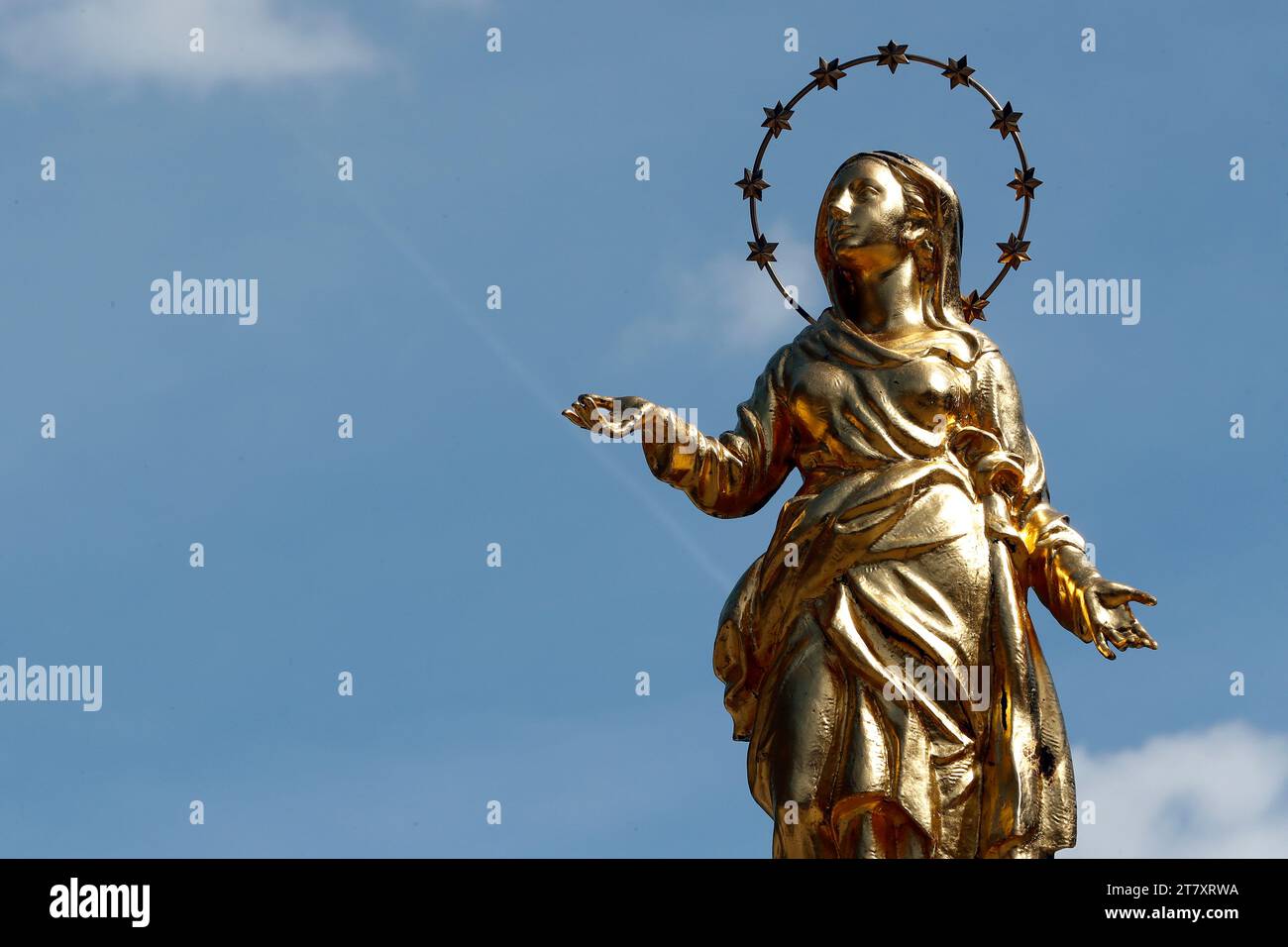 Statue de la Vierge dorée avec des étoiles, Valgrisenche, Vallée d'Aoste, Italie, Europe Banque D'Images