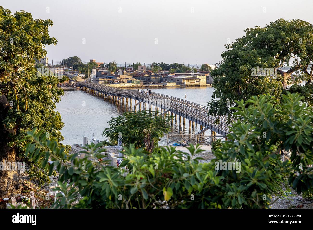 Cimetière catholique et pont à Fadiouth, Sénégal, Afrique de l'Ouest, Afrique Banque D'Images