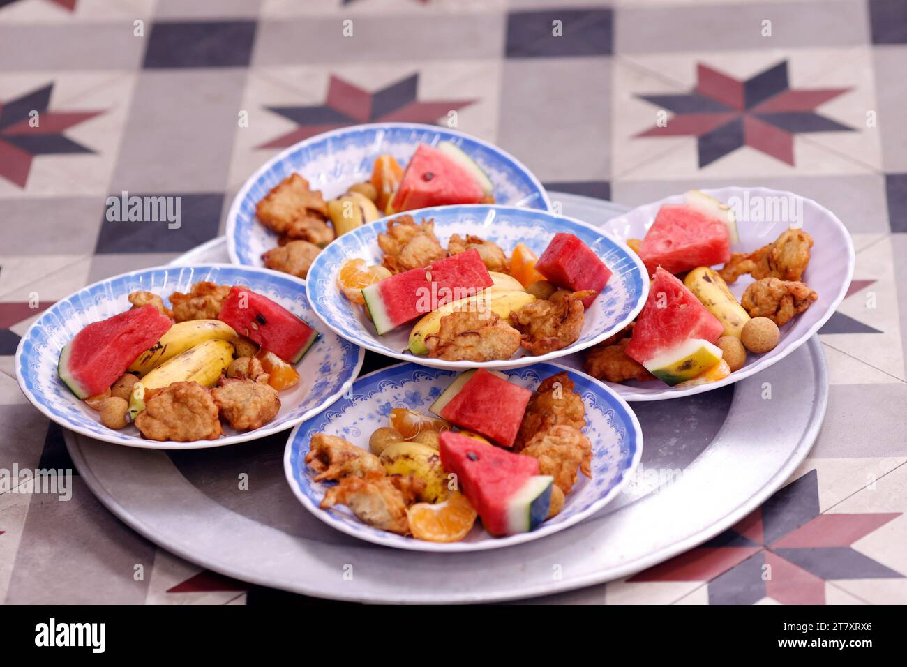 Iftar (dîner de Ramadan brisant le jeûne d'une journée) à la mosquée de Saigon, Ho Chi Minh ville, Vietnam, Indochine, Asie du Sud-est, Asie Banque D'Images