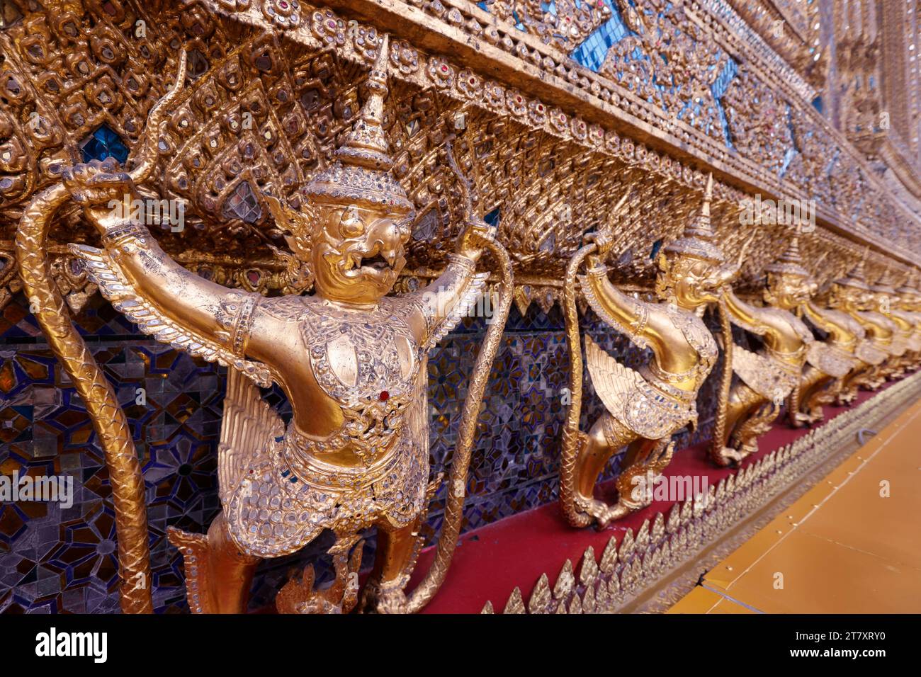 Sculptures dorées de Garuda et Naga, Wat Phra Kaew (Temple du Bouddha d'émeraude), Bangkok, Thaïlande, Asie du Sud-est, Asie Banque D'Images
