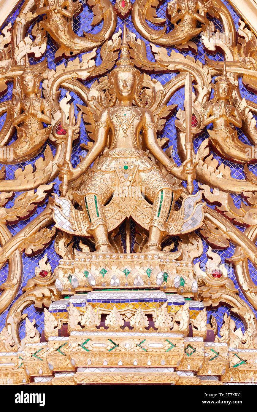 Détail du toit, Wat Phra Kaew (Temple du Bouddha d'émeraude), Bangkok, Thaïlande, Asie du Sud-est, Asie Banque D'Images