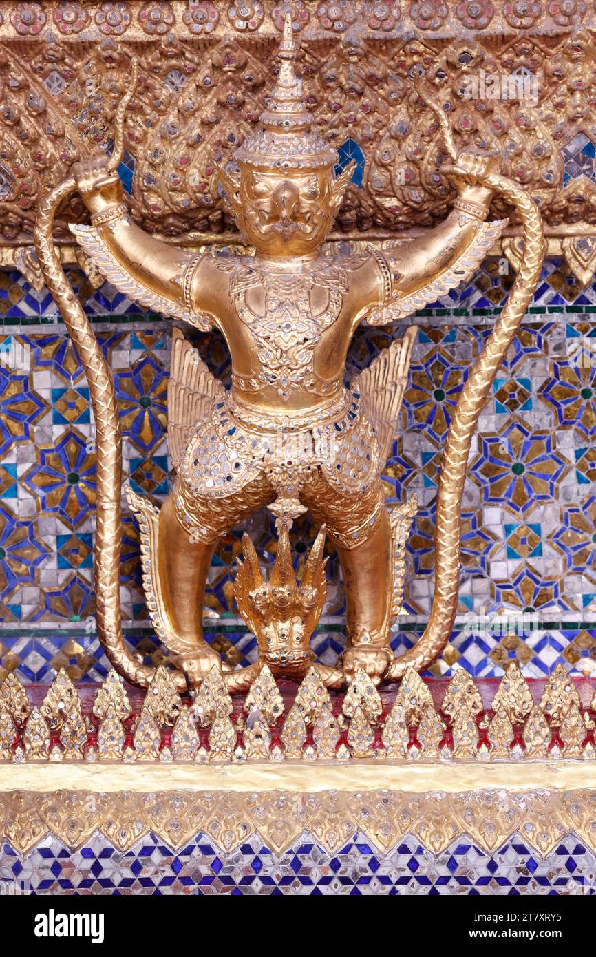 Sculpture dorée de Garuda et Naga, Wat Phra Kaew (Temple du Bouddha d'émeraude), Bangkok, Thaïlande, Asie du Sud-est, Asie Banque D'Images