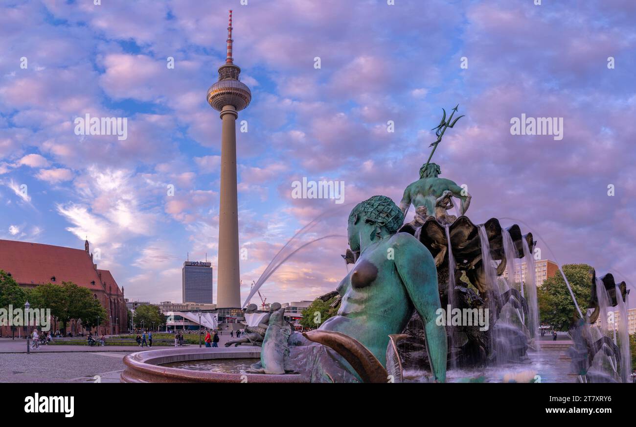 Vue de Berliner Fernsehturm et Neptunbrunnen fontaine au crépuscule, Panoramastrasse, Berlin, Allemagne, Europe Banque D'Images