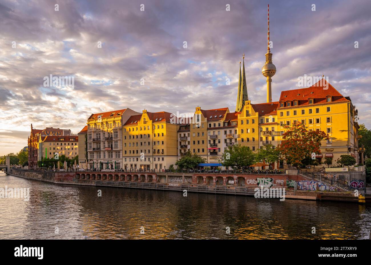 Vue sur la Spree et Berliner Fernsehturm au coucher du soleil, quartier Nikolai, Berlin, Allemagne, Europe Banque D'Images