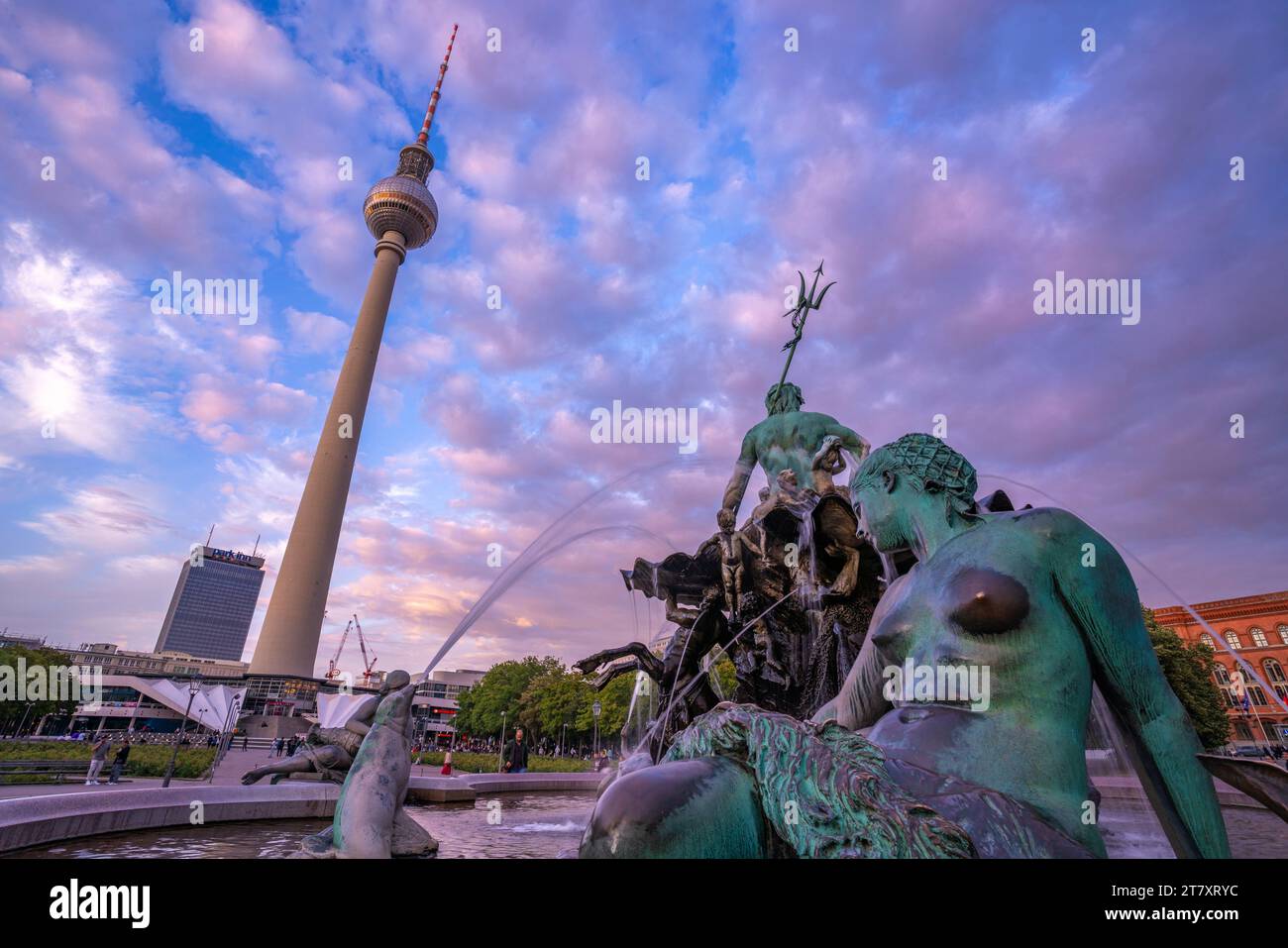 Vue de Berliner Fernsehturm et Neptunbrunnen fontaine au crépuscule, Panoramastrasse, Berlin, Allemagne, Europe Banque D'Images