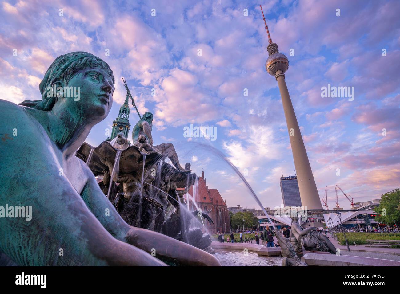 Vue de Berliner Fernsehturm et Neptunbrunnen fontaine au crépuscule, Panoramastrasse, Berlin, Allemagne, Europe Banque D'Images