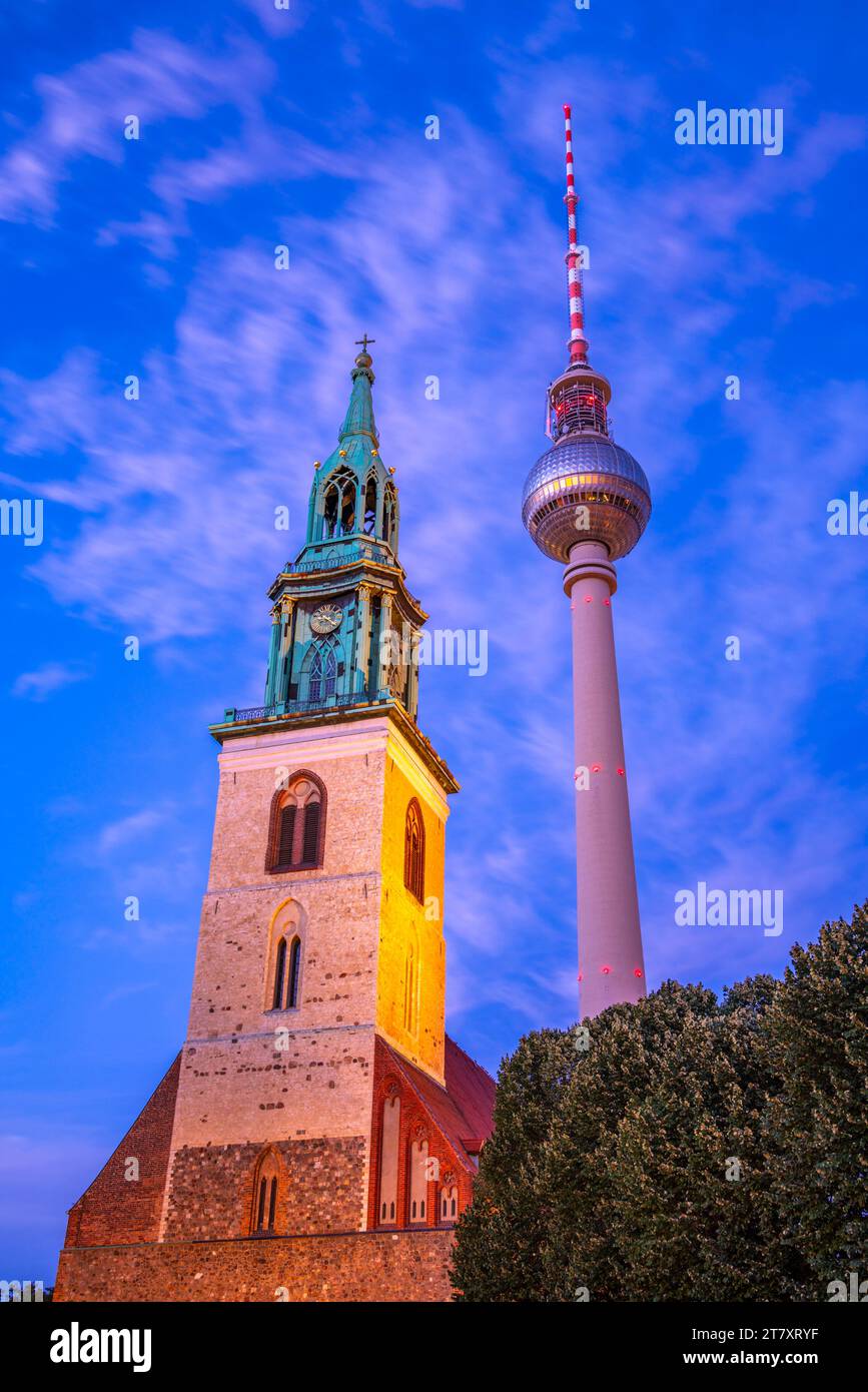 Vue de Berliner Fernsehturm et St. Église de Marie au crépuscule, Panoramastrasse, Berlin, Allemagne, Europe Banque D'Images
