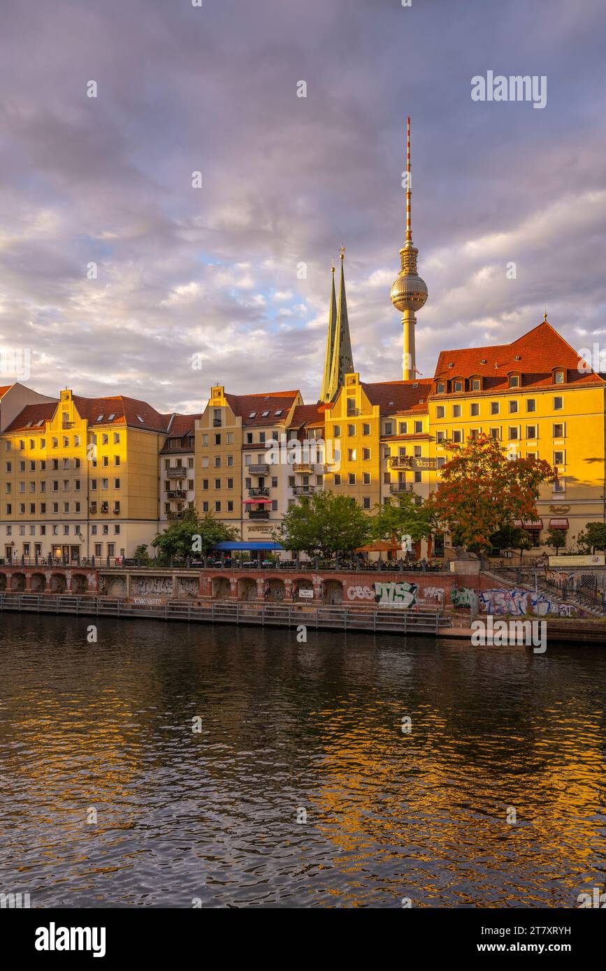 Vue sur la Spree et Berliner Fernsehturm au coucher du soleil, quartier Nikolai, Berlin, Allemagne, Europe Banque D'Images