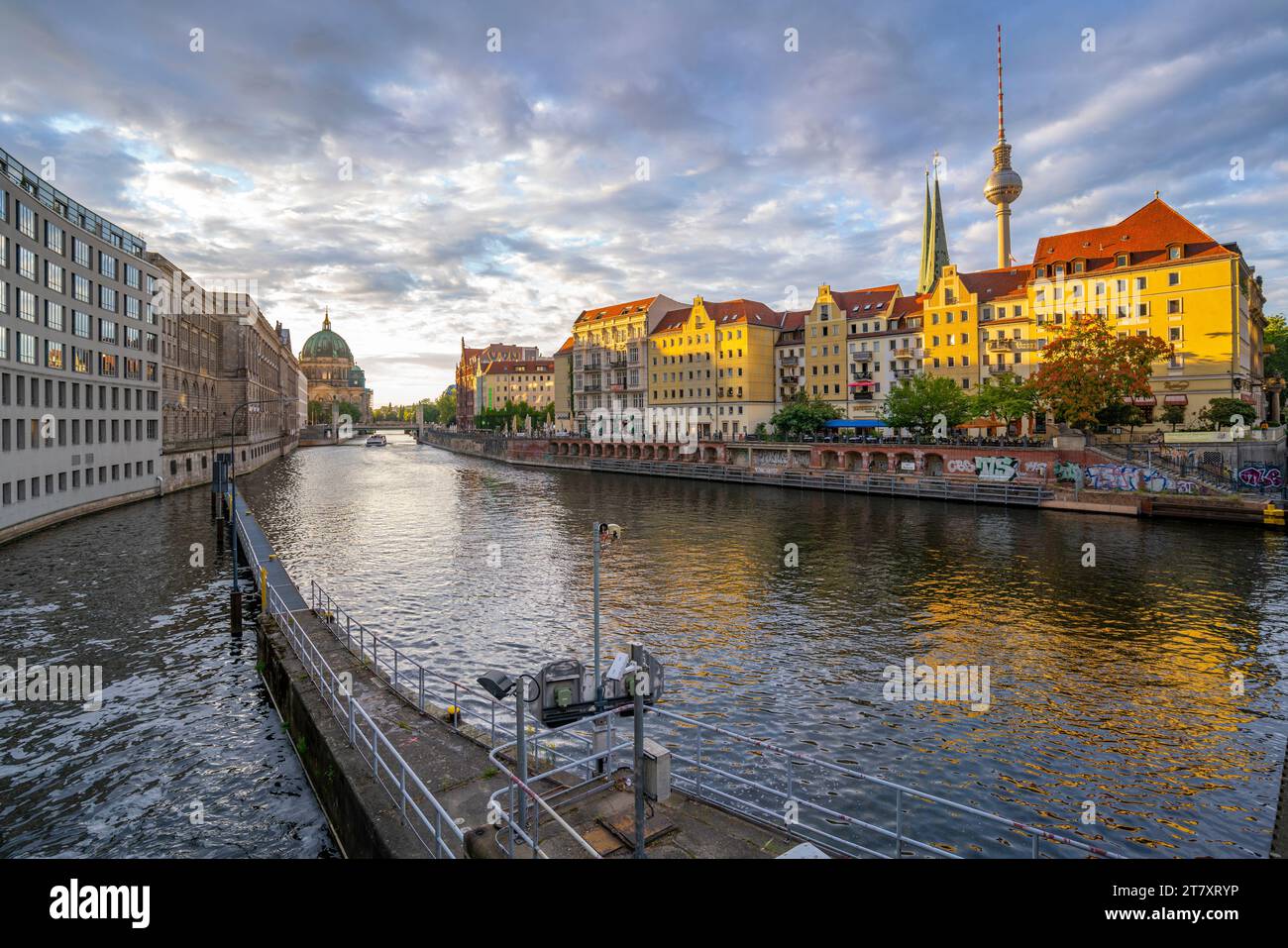 Vue sur la Spree et Berliner Fernsehturm au coucher du soleil, quartier Nikolai, Berlin, Allemagne, Europe Banque D'Images