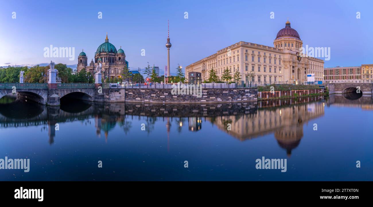 Vue de Berliner Dom, Berliner Fernsehturm et Humboldt Forum reflétant dans la Spree au crépuscule, Berlin, Allemagne, Europe Banque D'Images