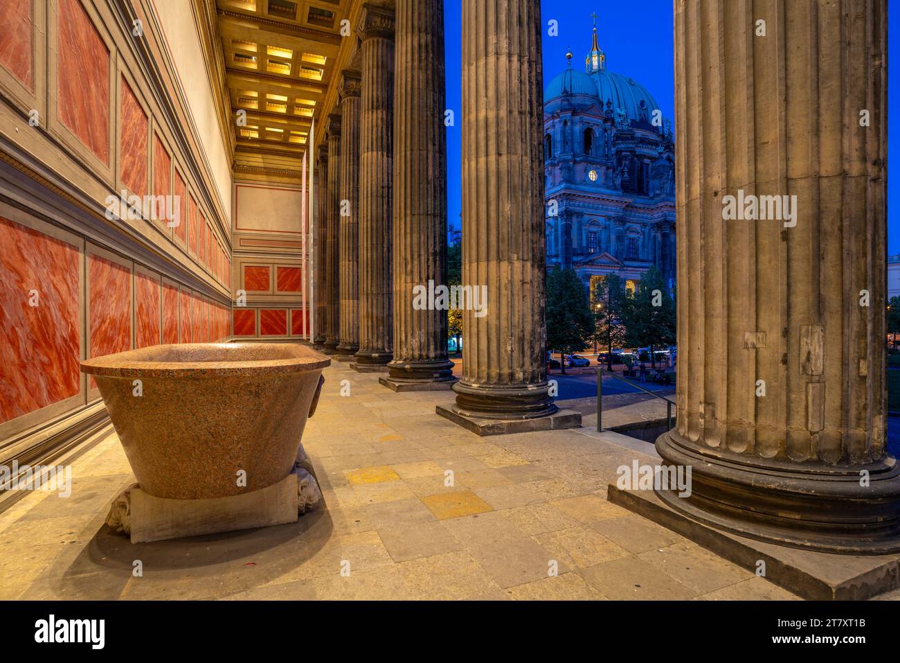 Vue du Berliner Dom (cathédrale de Berlin) vue du Neues Museum au crépuscule, Berlin, Allemagne, Europe Banque D'Images