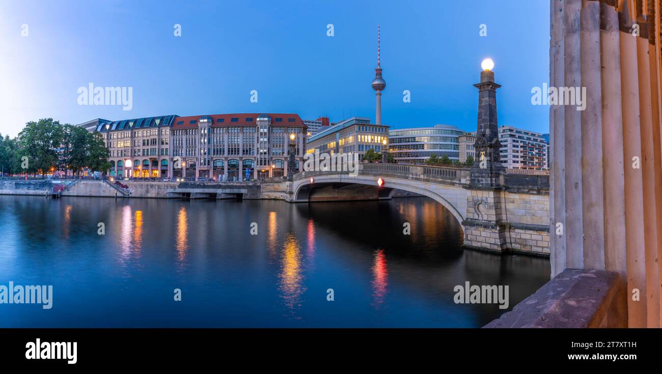 Vue de Berliner Fernsehturm depuis Kolonnadenhof, site du patrimoine mondial de l'UNESCO, île aux musées, Mitte, Berlin, Allemagne, Europe Banque D'Images