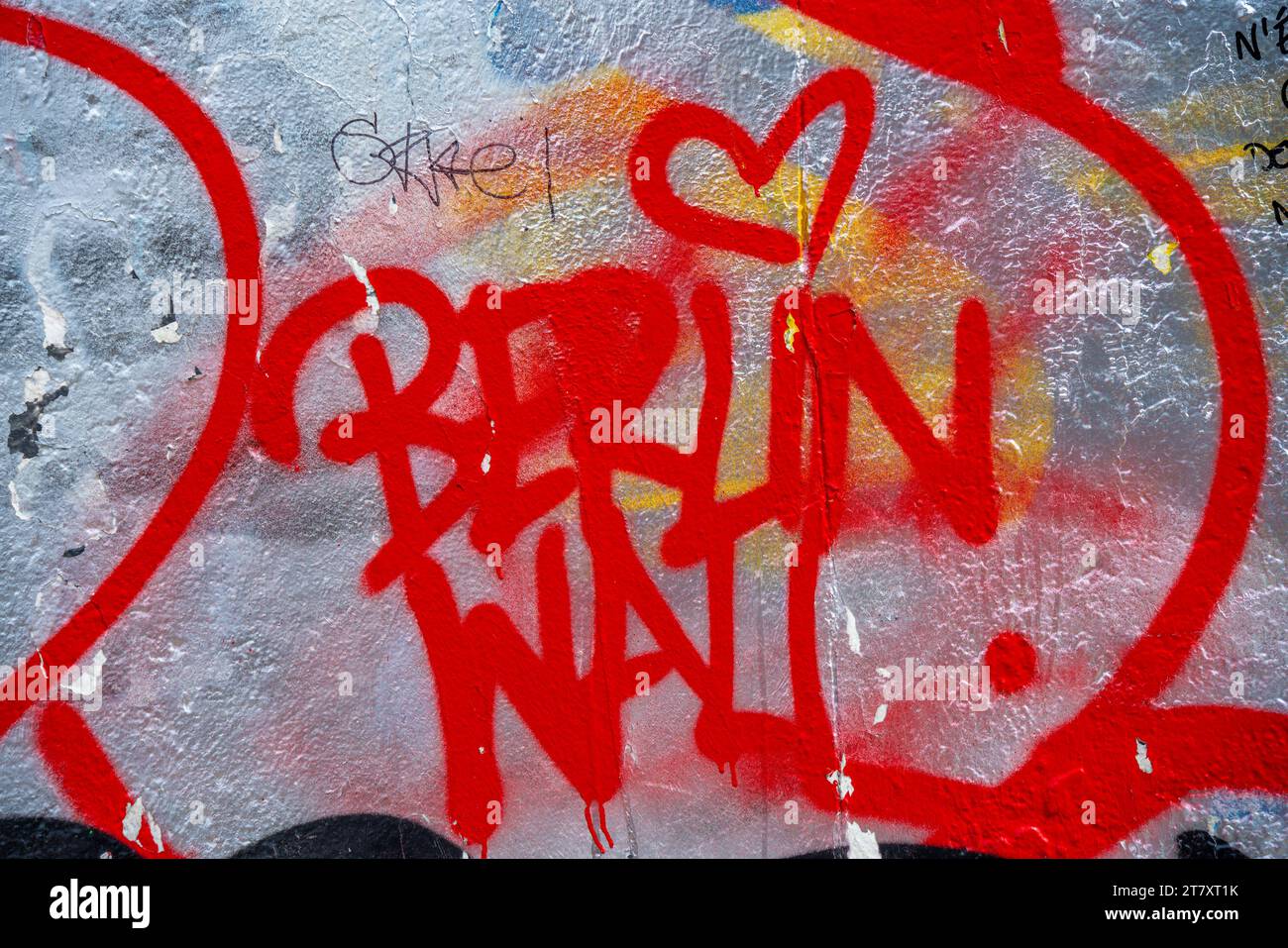 Vue d'œuvres d'art au Berliner Mauer, section est de l'ancien mur de Berlin le long de la rivière Spree, Berlin, Allemagne, Europe Banque D'Images