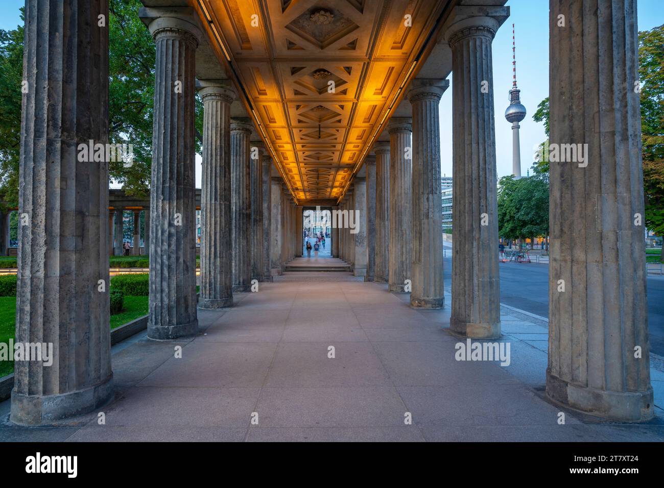 Vue de Berliner Fernsehturm depuis Kolonnadenhof, site du patrimoine mondial de l'UNESCO, île aux musées, Mitte, Berlin, Allemagne, Europe Banque D'Images