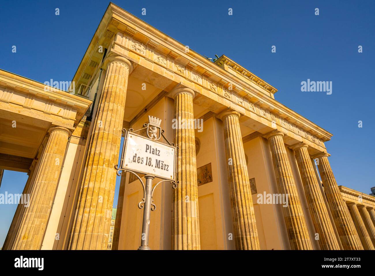 Vue de la porte de Brandebourg de Platz des 18 Marz par jour ensoleillé, Mitte, Berlin, Allemagne, Europe Banque D'Images