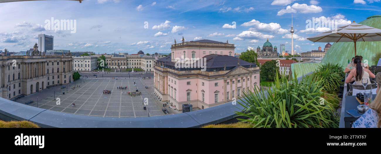 Vue sur Bebelplatz, Berliner Fernsehturm et la cathédrale de Berlin depuis la terrasse sur le toit de l'Hôtel de Rome, Berlin, Allemagne, Europe Banque D'Images