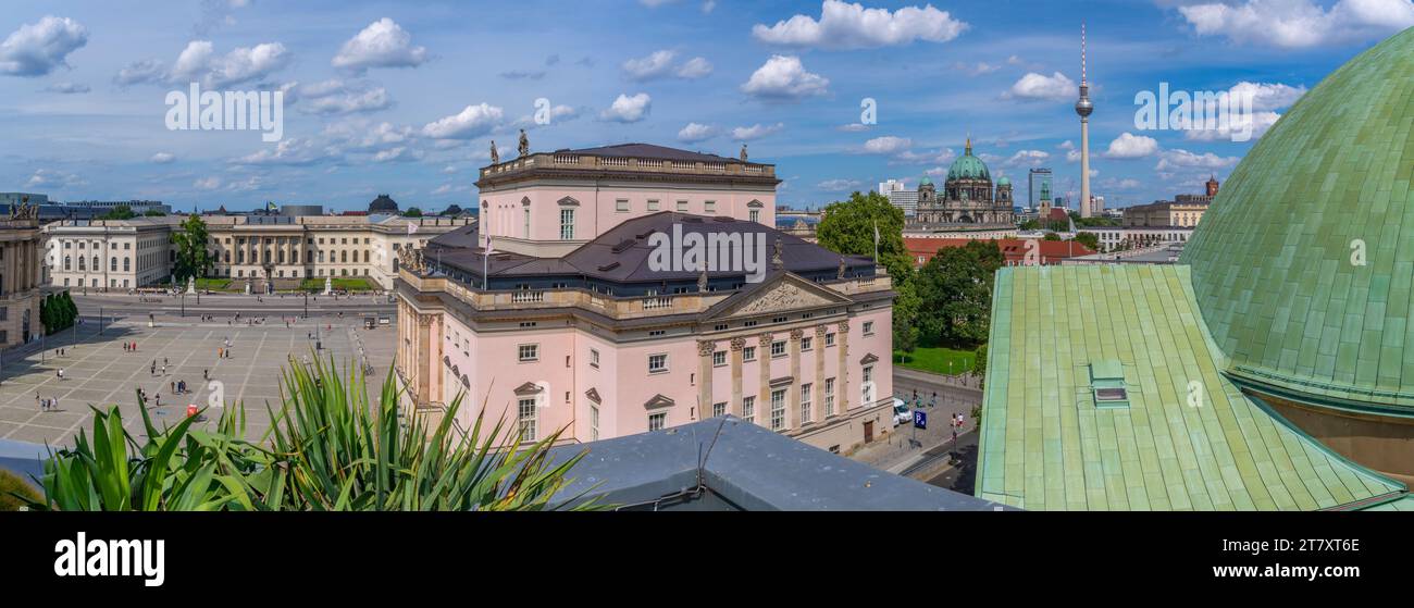Vue sur Bebelplatz, Berliner Fernsehturm et la cathédrale de Berlin depuis la terrasse sur le toit de l'Hôtel de Rome, Berlin, Allemagne, Europe Banque D'Images
