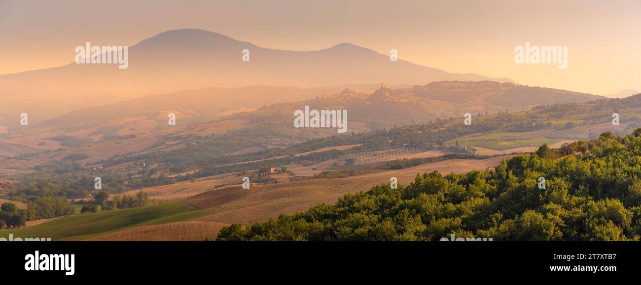 Vue de paysage dans le Val d'Orcia près de San Quirico d'Orcia, province de Sienne, Toscane, Italie, Europe Banque D'Images