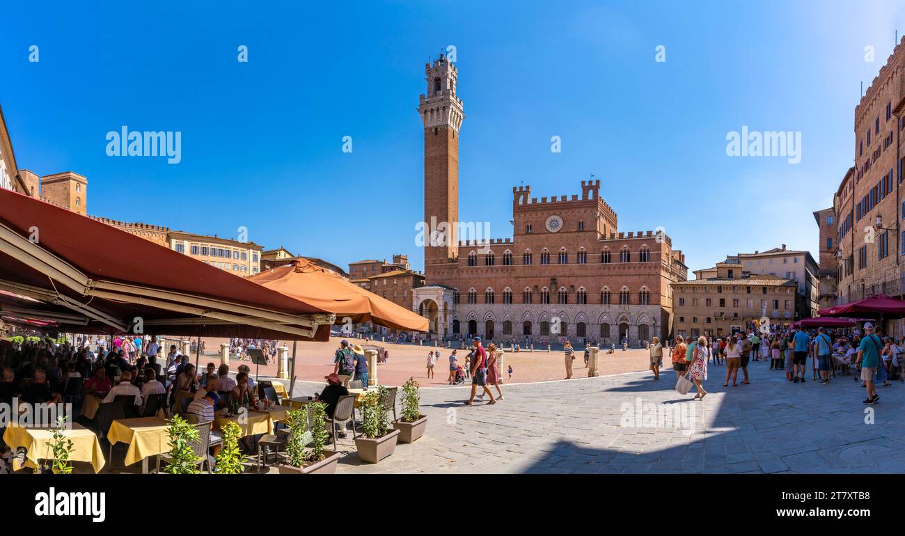 Vue sur les restaurants et le Palazzo Pubblico sur la Piazza del Campo, site du patrimoine mondial de l'UNESCO, Sienne, Toscane, Italie, Europe Banque D'Images