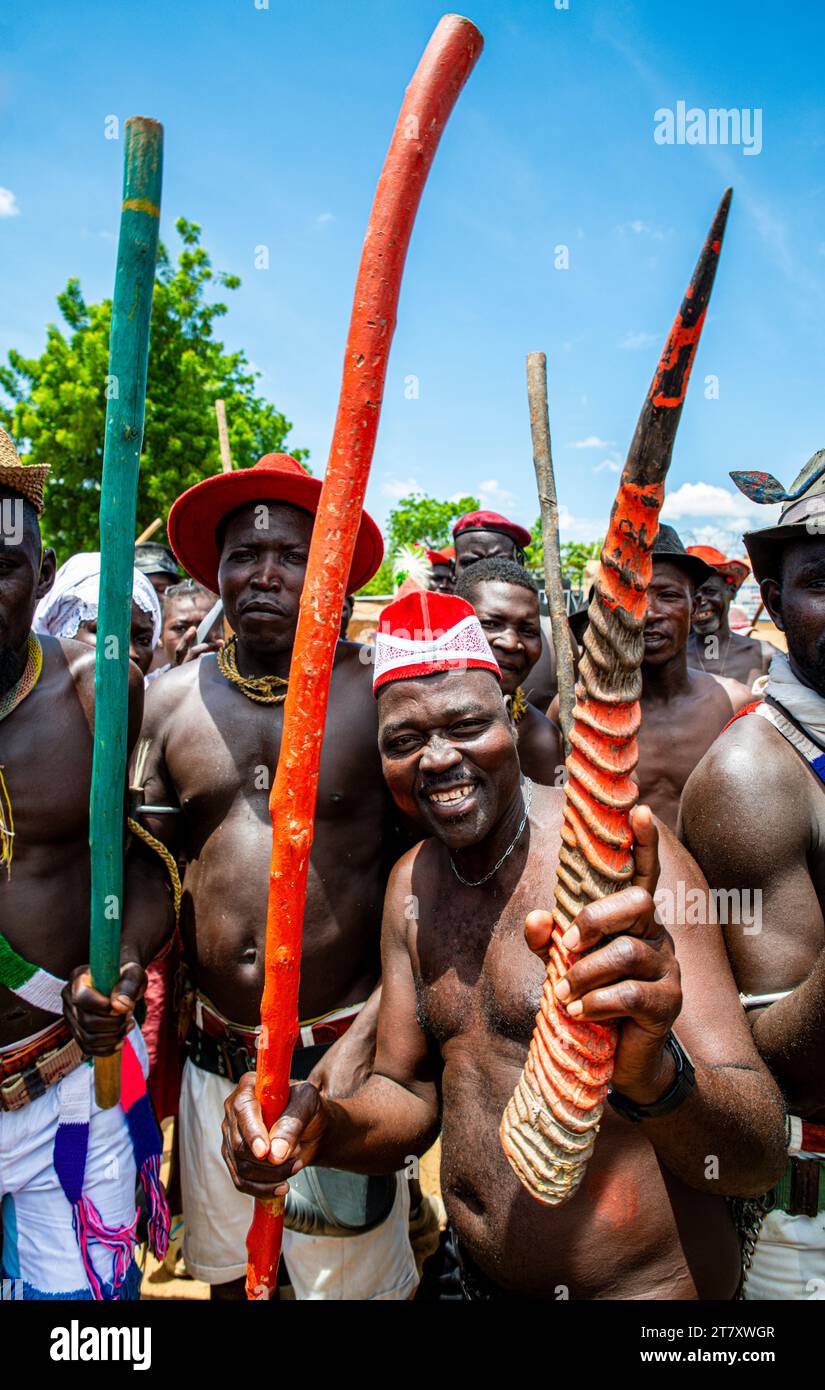 Des hommes dansent à un festival tribal, sud du Tchad, Afrique Banque D'Images