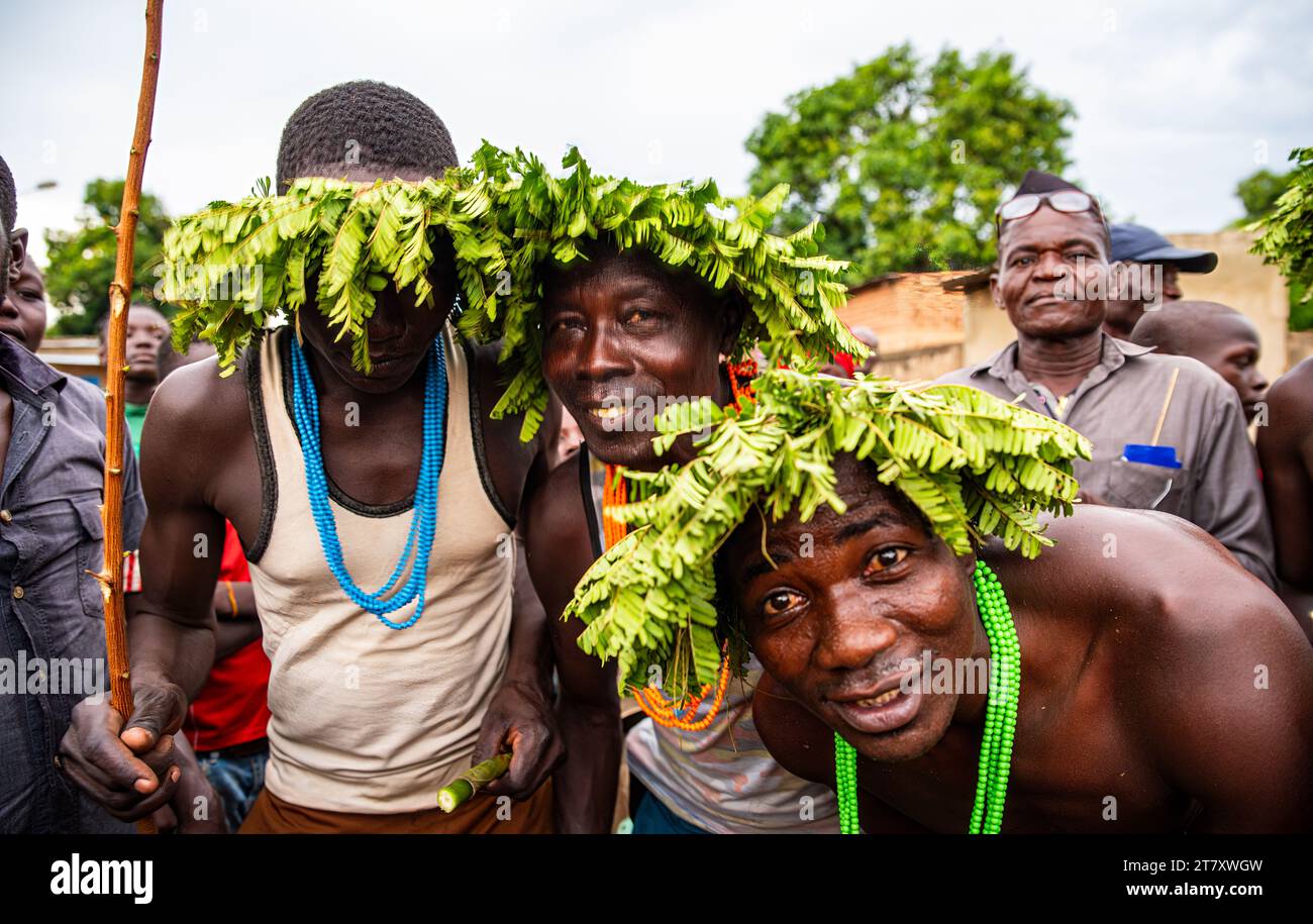 Des hommes à un festival tribal, sud du Tchad, Afrique Banque D'Images