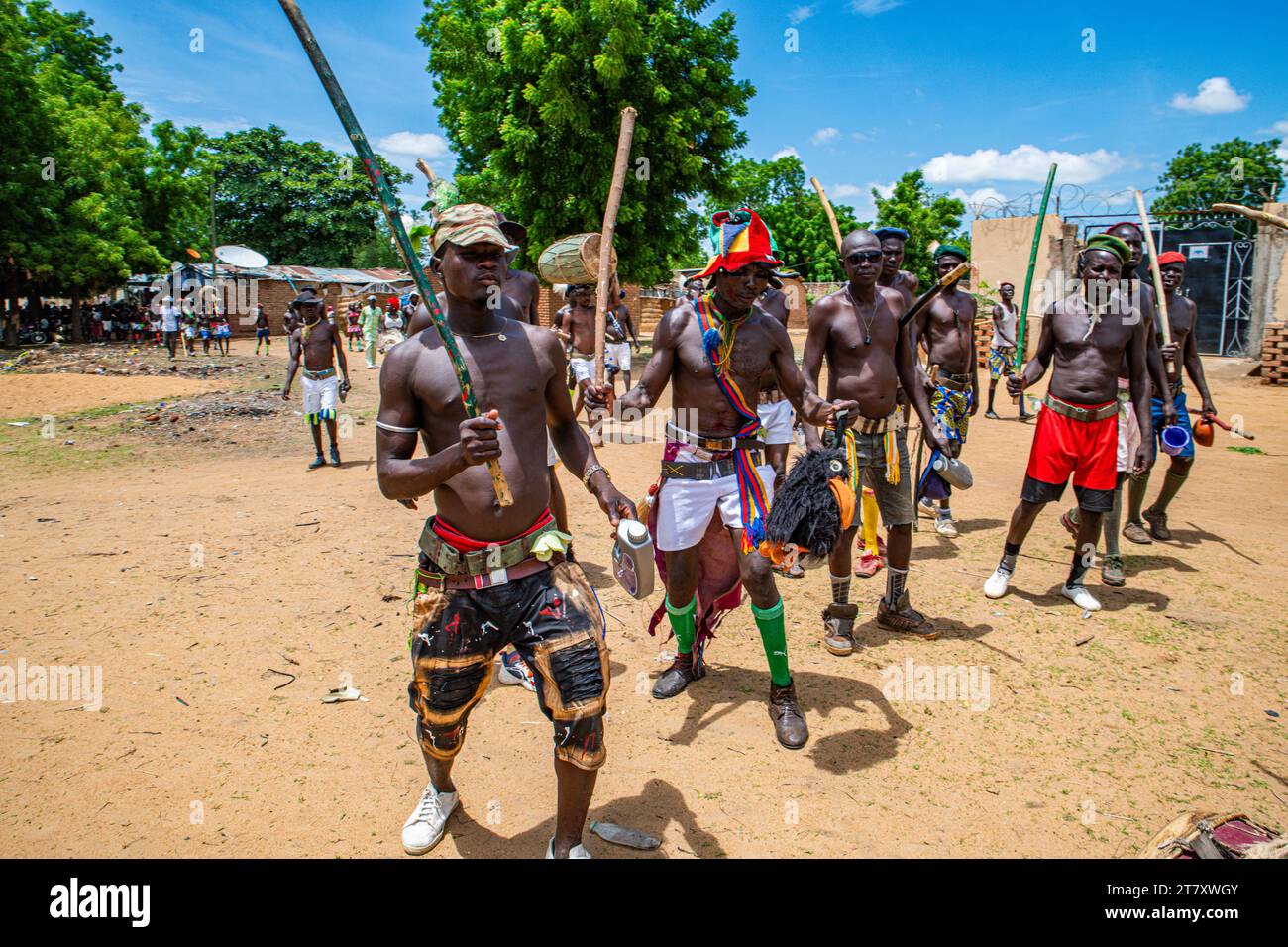 Des hommes dansent à un festival tribal, sud du Tchad, Afrique Banque D'Images