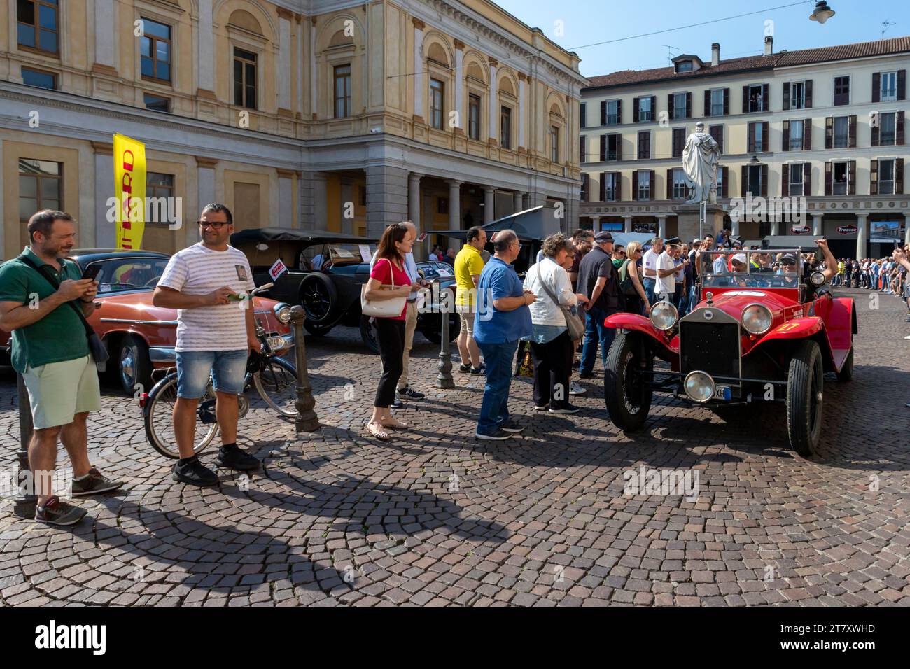 1000 Miglia, défilé de voitures historiques entre deux ailes de la foule, Novara, Piémont, Italie, Europe Banque D'Images