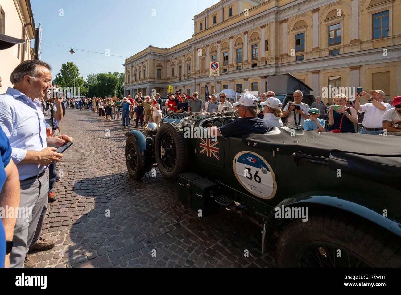 1000 Miglia, défilé de voitures historiques entre deux ailes de la foule, Novara, Piémont, Italie, Europe Banque D'Images