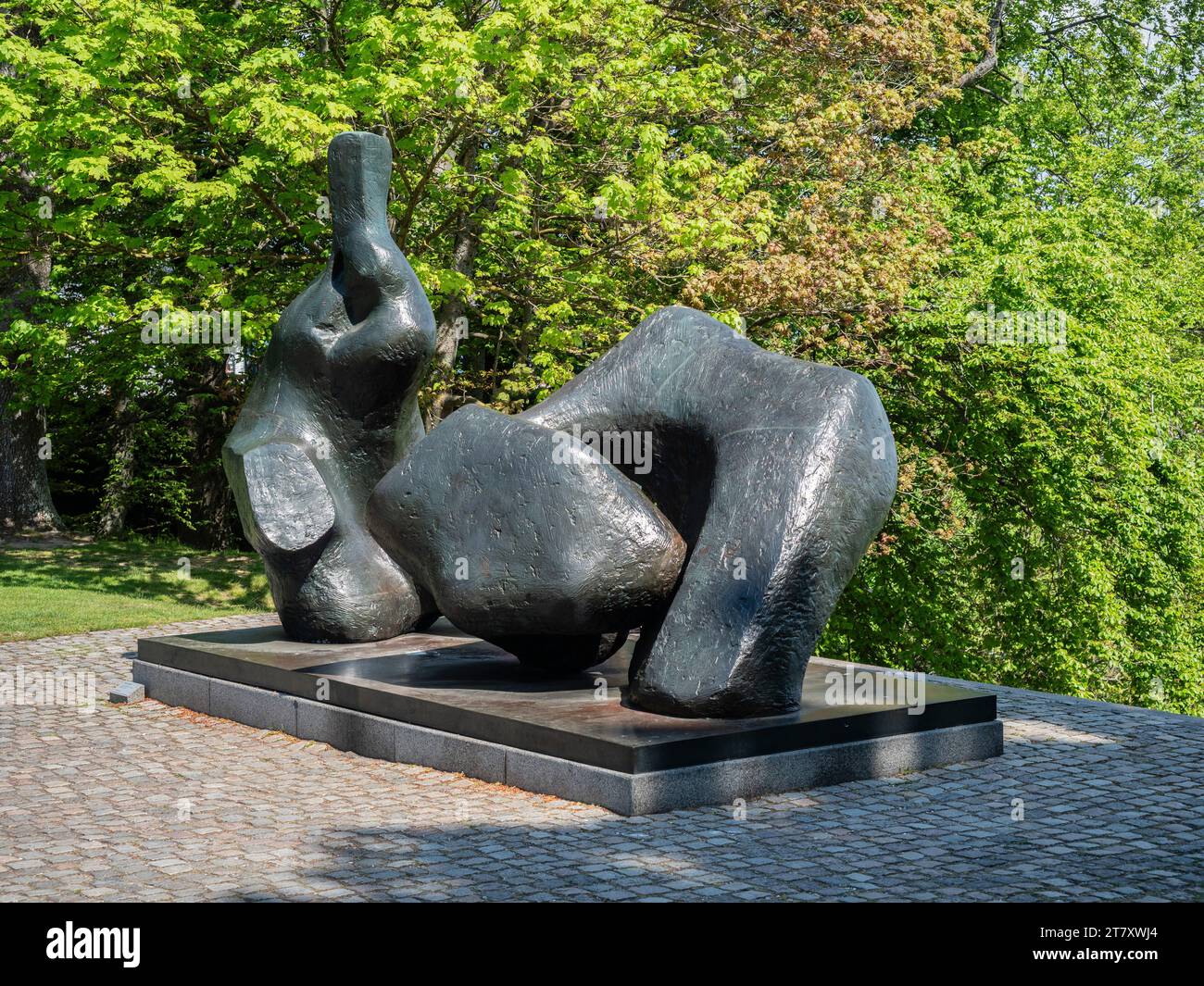 Sculpture par Henry Moore d'une figure couchée en deux pièces, Louisiana Museum of Modern Art, Humlebaek, Copenhague, Danemark, Scandinavie, Europe Banque D'Images