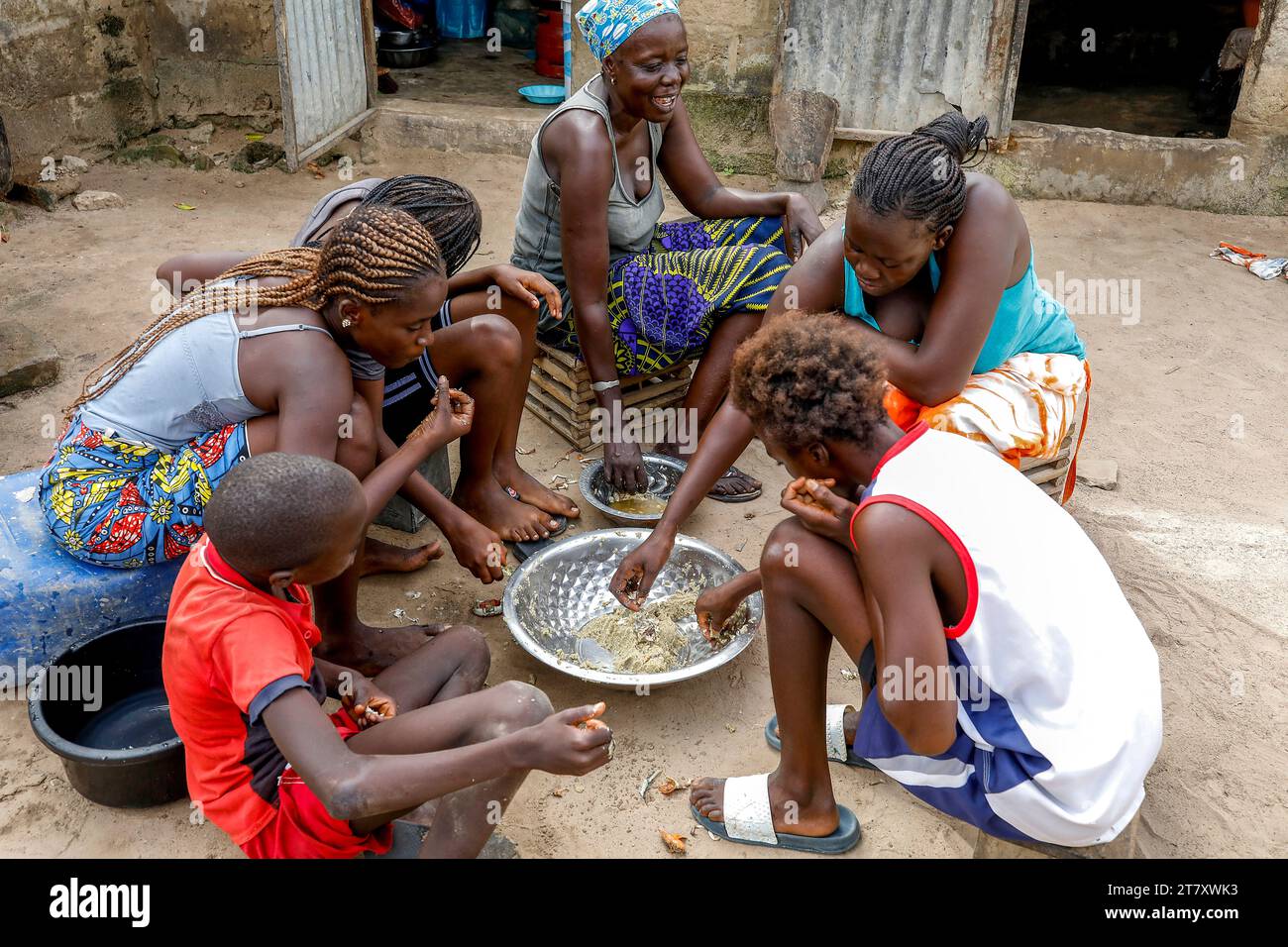 Famille partageant un repas dans un village près de Fatick, Sénégal, Afrique de l'Ouest, Afrique Banque D'Images