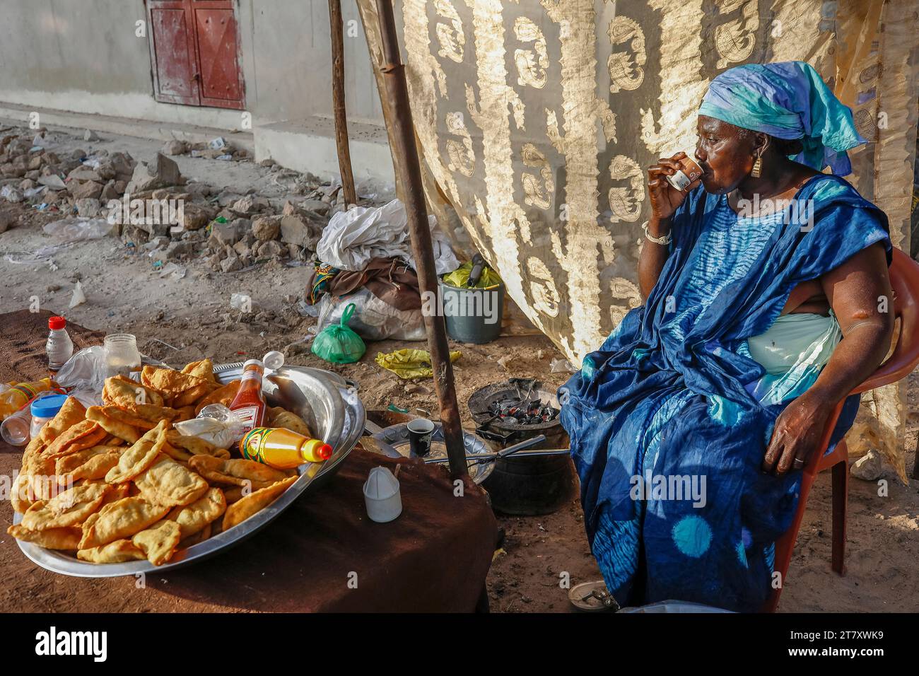 Vendeur de snacks buvant du café à Niakhar, Sénégal, Afrique de l'Ouest, Afrique Banque D'Images