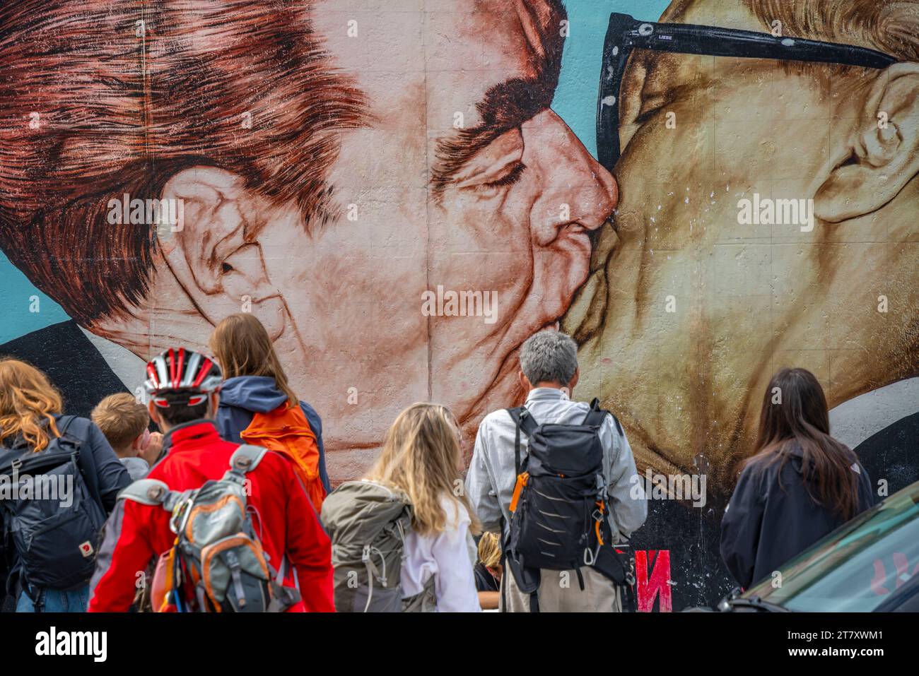 Vue d'œuvres d'art au Berliner Mauer, section est de l'ancien mur de Berlin le long de la rivière Spree, Berlin, Allemagne, Europe Banque D'Images