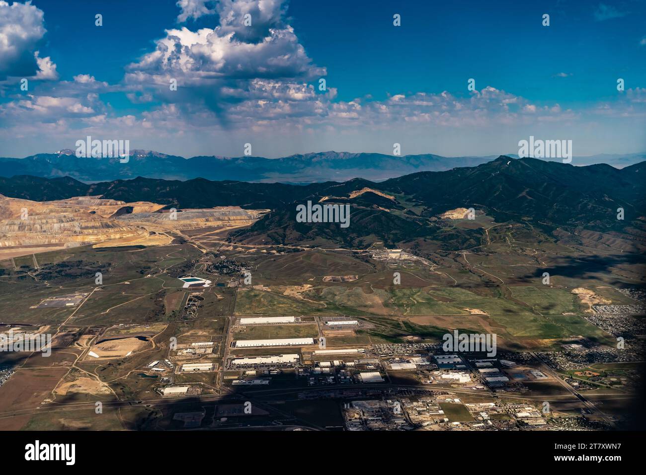 nuages de montagnes de petite ville du point de vue de l'avion Banque D'Images