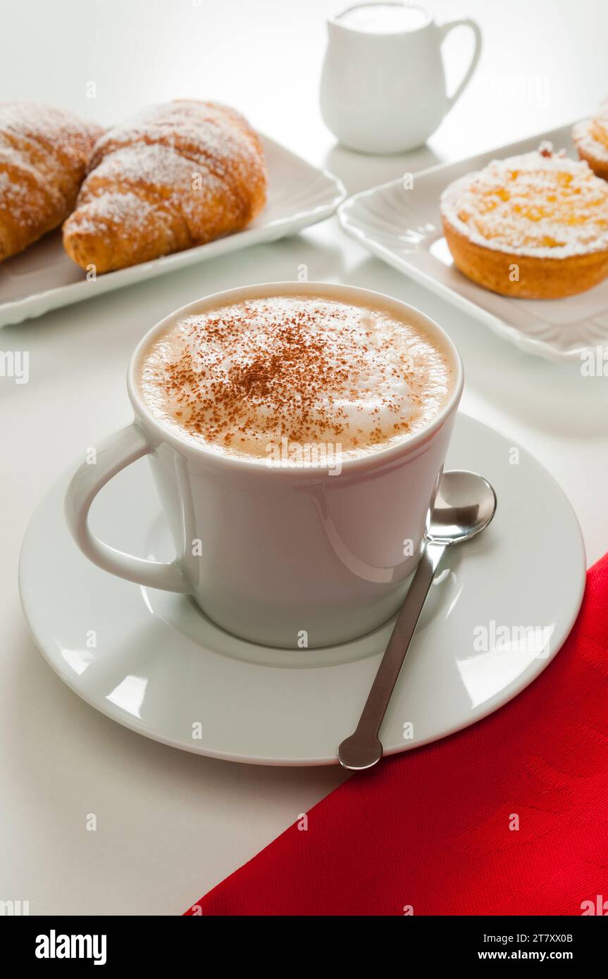 Cappuccino avec croissants et puddings de riz (budini di riso), Italie, Europe Banque D'Images