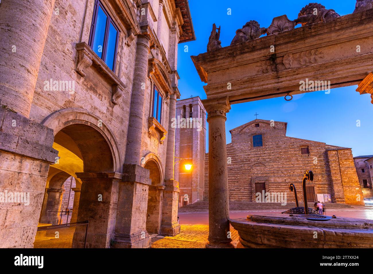 Vue de Pozzo dei Grifi e dei Leoni an Duomo sur la Piazza Grande au crépuscule, Montepulciano, province de Sienne, Toscane, Italie, Europe Banque D'Images